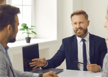 découvrez l'art de marchander vos frais de crédit et maximisez vos économies. apprenez des astuces et stratégies pour négocier avec vos créanciers et obtenir les meilleures conditions sur vos emprunts.