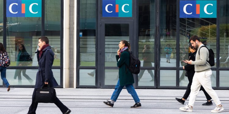 la dgccrf sanctionne trois banques pour non-conformité dans l'assurance emprunteur, protégeant ainsi les droits des consommateurs.