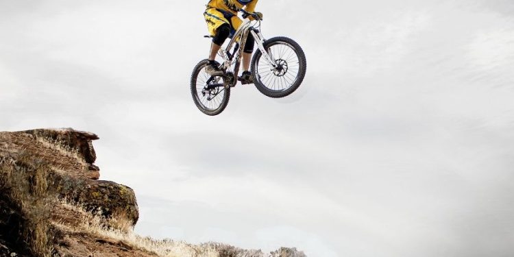 découvrez l'impact des sports extrêmes sur votre assurance en 2026 et comment bien vous protéger pour pratiquer en toute sérénité.