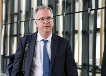 découvrez l'impact de l'investissement santé en france avec 11,9% du pib alloués à l'assurance maladie et un déficit en augmentation, analysant les enjeux financiers et les perspectives du secteur.