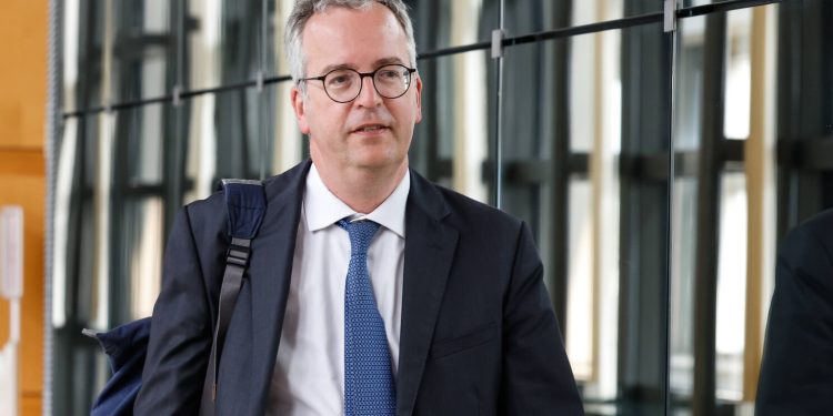 découvrez l'impact de l'investissement santé en france avec 11,9% du pib alloués à l'assurance maladie et un déficit en augmentation, analysant les enjeux financiers et les perspectives du secteur.