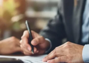 découvrez les réactions des assureurs et concurrents suite aux sanctions imposées aux banques concernant l'assurance emprunteur.