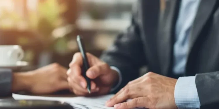 découvrez les réactions des assureurs et concurrents suite aux sanctions imposées aux banques concernant l'assurance emprunteur.