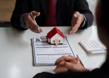 découvrez les critères clés pour obtenir un prêt immobilier : taux d'intérêt, durée, apport personnel, et conditions d'éligibilité pour réussir votre projet immobilier.