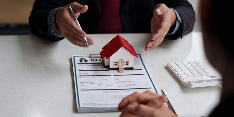 découvrez les critères clés pour obtenir un prêt immobilier : taux d'intérêt, durée, apport personnel, et conditions d'éligibilité pour réussir votre projet immobilier.