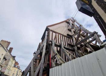 un propriétaire normand partage son expérience et les défis rencontrés lors de la démolition de son toit, dévoilant les étapes clés et conseils pratiques.