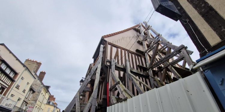 un propriétaire normand partage son expérience et les défis rencontrés lors de la démolition de son toit, dévoilant les étapes clés et conseils pratiques.